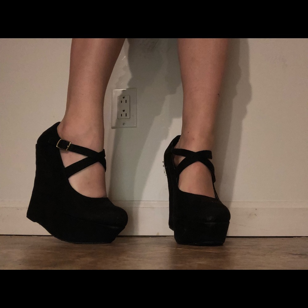 Black strappy wedges